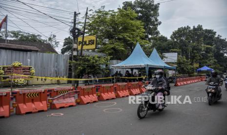 Pengendara melintas di depan Mapolsek Astana Anyar,  Jalan Astana Anyar, Kota Bandung, Kamis (8/12/2022). Markas Kepolisian Sektor (Mapolsek) Astana Anyar ditutupi pagar seng pascaledakan bom bunuh diri yang terjadi pada Rabu (7/12/2022). Selain itu, seluruh pelayanan di Mapolsek Astana Anyar dialihkan sementara ke Polrestabes Bandung.