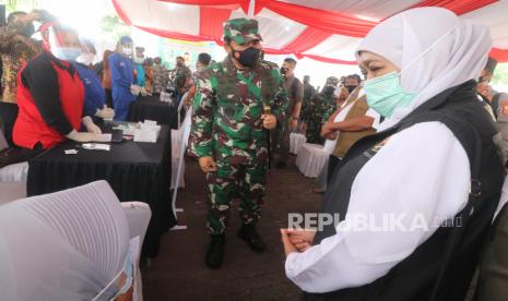 Panglima TNI Marsekal Hadi Tjahjanto (tengah) bersama Gubernur Jawa Timur Khofifah Indar Parawansa (kanan) meninjau vaksinasi massal COVID-19 di kawasan monumen Simpang Lima Gumul, Kediri, Jawa Timur, Kamis (10/6/2021). Dalam kesempatan tersebut, Kapolri, Panglima TNI, dan Gubernur Jawa Timur berharap masyarakat tetap menjaga protokol kesehatan meskipun telah divaksin agar pandemi COVID-19 segera berlalu. 