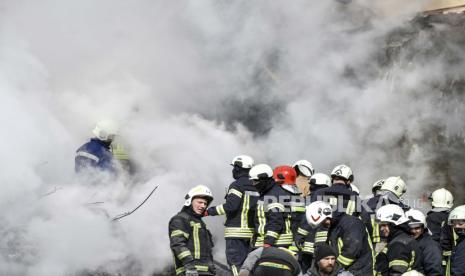  Tim penyelamat bekerja di lokasi bangunan tempat tinggal yang rusak setelah serangan rudal, di Uman, wilayah Cherkasy, Ukraina tengah, Jumat (28/4/2023) di tengah invasi Rusia. 