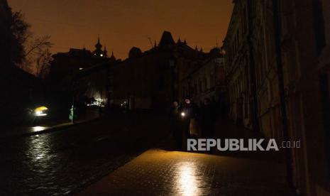  Orang-orang berjalan di Andriivskyi Descent di mana lampu jalan telah dimatikan saat pemadaman berlanjut di pusat kota Kyiv (Kiev), Ukraina, 06 November 2022 (dikeluarkan 07 November 2022).