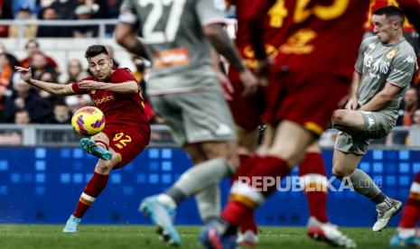  Stephan El Shaarawy (kiri) dari AS Roma.