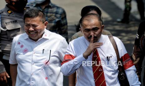 Pengacara keluarga mendiang Brigadir J, Kamaruddin Simanjuntak (kanan) bersama timnya menyampaikan keterangan pers saat rekontruksi digelar di rumah pribadi Irjen Ferdy Sambo di Jalan Saguling III, Jakarta Selatan, Selasa (30/8/2022). Tim pengacara keluarga Brigadir J membantah kesimpulan penyelidikan Komnas HAM dan Komnas Perempuan. (ilustrasi)