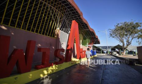 Dispar Mataram Usulkan Pemandu Wisata Dapat Hibah. Warga berjalan di taman wisata pantai Ampenan, Mataram, NTB, Selasa (14/7/2020). Pemerintah Kota Mataram kembali menutup destinasi wisata di wilayah Mataram seperti Taman Loang Baloq, Pantai Mapak Indah, Pantai Gading, Pantai Selingkuh dan Pantai Ampenan yang dilakukan untuk menghindari terjadinya penumpukan warga masyarakat di objek-objek wisata karena kasus positif COVID-19 di Mataram masih tinggi.