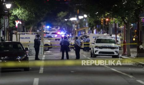 Polisi dan detektif Philadelphia memeriksa barang bukti di lokasi penembakan di Philadelphia, Ahad, 5 Juni 2022. Muslim Amerika Percaya UU Senjata Harus Diperketat