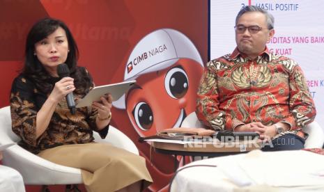 President Director CIMB Niaga Lani Darmawan (kiri) bersama dengan  Strategy Finance & SPAPM Director CIMB Niaga Lee Kai Kwong (kiri) menyampaikan paparannya pada acara Konferensi pers Paparan Kinerja Q3 – 2022 PT Bank CIMB Niaga Tbk di Jakarta, Kamis (27/10/2022). Disampaiakan bahwa CIMB Niaga perolehan laba sebelum pajak konsolidasi (unaudited) sebesar Rp5 triliun pada sembilan bulan pertama tahun 2022 (“9M22”), naik sebesar 22,5% year-on-year (YOY), dan menghasilkan earnings per share Rp154,13. Hasil positif tersebut, terutama dikarenakan adanya peningkatan pendapatan seiring dengan pertumbuhan bisnis yang baik, biaya yang terkendali, dan tren kualitas underlying asset yang lebih baik. Hal ini mendorong CIMB Niaga untuk terus memberikan nilai tambah kepada para shareholders. foto: darmaan/Republika