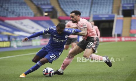 Ricardo Pereira (kiri) Leicester beraksi melawan Kean Bryan (kanan) dari Sheffield pada pertandingan sepak bola Liga Utama Inggris antara Leicester City dan Sheffield United di Leicester, Inggris, Ahad (14/3).