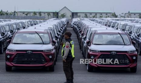 Petugas keamanan berjalan di dekat mobil yang akan diekspor di Pelabuhan Patimban, Subang, Jawa Barat, Rabu (28/12/2022). Kementerian Koordinator Bidang Perekonomian melalui Komite Percepatan Penyediaan Infrastruktur Prioritas (KPPIP) meninjau progres tahap 1-2 pengembangan Pelabuhan Patimban sebagai lokasi alternatif distribusi barang dan ditargetkan dapat menampung kapasitas 7,5 juta TEUs serta 600.000 kendaraan. Republika/Putra M. Akbar