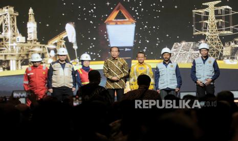 Presiden Joko Widodo bersama Menteri ESDM Befoto bersama punggawa  sektor energi usai diberikan apresiasi oleh presiden saat acara penghargaan Subroto Award 2024 di Jakarta, Kamis (10/10/2024). Memperingati Hari Ulang Tahun Pertambangan dan Energi ke-79 Kementerian ESDM menyelenggarakan penganugerahan penghargaan Subroto Award 2024 sebagai bentuk apresiasi kepada pemangku kepentingan di sektor ESDM yang memiliki kinerja terbaik.