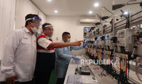  Executive Vice President Corporate Communicaton and CSR PLN, Agung Murdifi (kiri) mengecek pengujian kWh meter prabayar di PLN Pusertif. PLN siap menjalankan penetapan Kementerian Energi dan Sumber Daya Mineral (ESDM) terkait tarif listrik non subsidi atau tariff adjustment untuk periode Januari hingga Maret 2021. Kementerian ESDM memutuskan 13 golongan pelanggan non subsidi tarifnya tetap atau tidak mengalami perubahan.