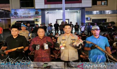 polisi-gerebek-kampung-narkoba-makassar-104-orang-ditangkap
