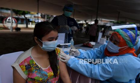 Petugas kesehatan menyuntikkan vaksin COVID-19 AstraZeneca kepada warga di Rusun Tanah Tinggi, Jakarta Pusat, Senin (14/6/2021). Gubernur DKI Jakarta Anies Baswedan menargetkan vaksinasi COVID-19 di Ibu Kota bisa mencapai tiga juta warga hingga akhir Juni tahun ini.  