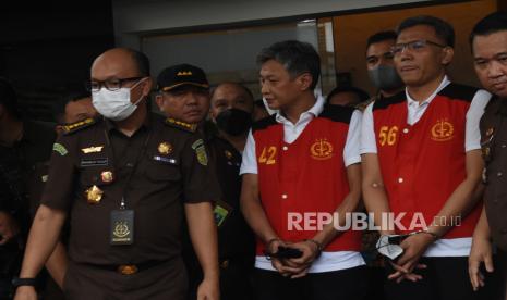 Dua tersangka kasus obstruction of justice pembunuhan berencana Brigadir J, Hendra Kurniawan (tengah) dan Agus Nurpatria (kanan) ditunjukkan oleh petugas saat proses pelimpahan berkas perkara tahap dua di Gedung Kejaksaan Agung, Jakarta, Rabu (5/10/2022). Penyidik Bareskrim Polri menyerahkan 11 tersangka dan barang bukti kepada Kejaksaan Agung dalam pelimpahan tahap dua terkait kasus pembunuhan berencana Brigadir J dan obstruction of justice yang salah satunya menjerat mantan Kadiv Propam Ferdy Sambo. 