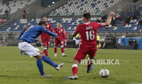  Pemain Italia Domenico Berardi (kiri).