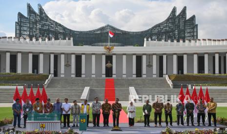 Presiden Joko Widodo (tengah) menyampaikan pengarahan saat meresmikan Istana Negara di Ibu Kota Nusantara, Kalimantan Timur, Jumat (11/10/2024).