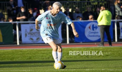 Mantan manajer Arsenal Arsene Wenger bermain selama pertandingan sepak bola amal Kamis, 14 Oktober 2021 di stadion Leo Lagrange di Poissy, di luar Paris.