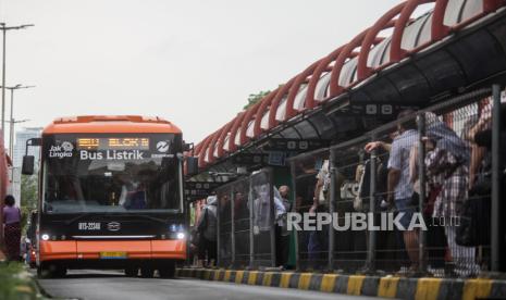 Bus Listrik Transjakarta saat akan mengangkut penumpang di Terminal Blok M, Kebayoran Baru, Jakarta Selatan, Rabu (22/11/2023). PT Transjakarta pada akhir tahun 2023 menargetkan akan mengoperasikan 100 unit bus listrik di Ibu Kota. Hingga kini Transjakarta baru mengoperasikan 52 unit bus listrik. Penggunaan transportasi publik berbasis listrik tersebut dilakukan sebagai upaya untuk mengurangi emisi karbon.