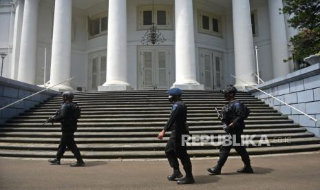 Petugas kepolisian berjaga saat melakukan pengamanan dan sterilisasi di sela berlangsungnya misa Jumat Agung rangkaian hari raya Paskah di Gereja Immanuel, Jakarta, Jamat (2/4). Sejumlah personel gabungan TNI-Polri disipakan untuk melakukan pengamanan di sejumlah gereja pada perayaan Paskah. Pengamanan pun diperketat untuk mengatisipasi aksi teror, menyusul adanya serangkaian aksi teror yang terjadi sepekan terakhir, yakni di Gereja Katedral Makassar dan Mabes Polri.Prayogi/Republika.