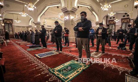 Setia memakai masker wajah saat sholat tarawih 