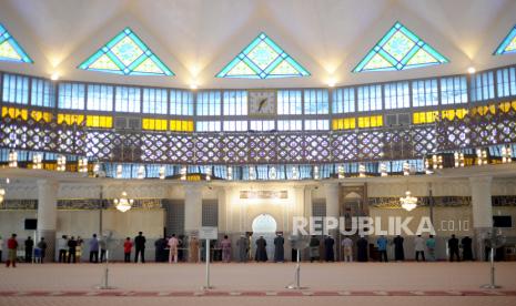 Malaysia Susun Protokol Baru untuk Sholat Berjamaah. Foto:  Warga menunaikan shalat jumat berjamaah dengan format Penjarakan Sosial (Social Distancing) di Masjid Negara Kuala Lumpur, Malaysia, Jumat (15/5/2020).Setelah lebih kurang dua bulan, masjid mulai dibuka kembali dengan jumlah jamaah maksimal 30 orang guna mengantisipasi penyebaran virus Corona (COVID-19)