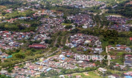 Permukiman padat di kawasan Balikpapan, Kalimantan Timur, Selasa (13/12/2022). Wakil Gubernur Kalimantan Timur Hadi Mulyadi optimistis ekonomi Kaltim 2023 akan lebih baik dari 2022, karena dilihat dari APBD tahun 2023 mencapai Rp17,2 triliun, naik dibandingkan tahun 2022 yang tercatat Rp14,87 triliun. 