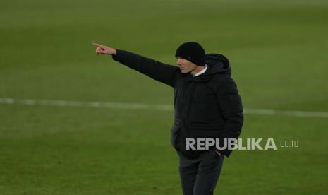 Pelatih kepala Real Madrid Zinedine Zidane memberikan instruksi dari garis samping selama pertandingan sepak bola La Liga Spanyol antara Real Madrid dan Celta Vigo di stadion Alfredo Di Stefano di Madrid, Spanyol, Sabtu, 2 Januari 2021.