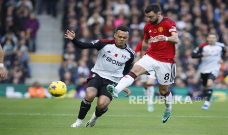 Aksi Bruno Fernandes (kanan) saat memperkuat MU melawan Fulham, Sabtu (4/11/2023). 