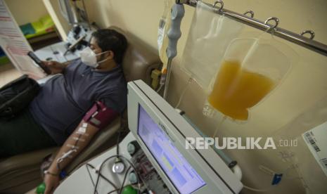 PMI Yogyakarta Mulai Layani Donor Plasma Konvalesen. Penyintas Covid-19 mendonorkan plasma konvalesennya.