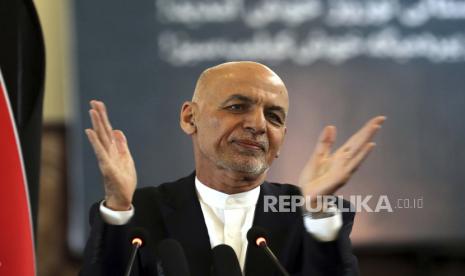 FILE - Dalam file foto 21 Maret 2021 ini, Presiden Afghanistan Ashraf Ghani berbicara dalam upacara merayakan Tahun Baru Persia, Nowruz di istana kepresidenan di Kabul, Afghanistan. Presiden Afghanistan yang diperangi meninggalkan negara itu pada hari Minggu, 15 Agustus 2021, bergabung dengan warga negaranya dan orang asing dalam penyerbuan yang melarikan diri dari Taliban yang maju dan menandakan berakhirnya eksperimen Barat selama 20 tahun yang bertujuan untuk membangun kembali Afghanistan.