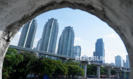 Suasana pembangunan proyek transportasi kereta Laju Raya Terpadu (LRT) Jabodebek di Jakarta, Jumat (28/8/2020). Ekonom Institute for Development of Economic and Finance (Indef) Bhima Yudhistira menyebutkan, ekonomi Indonesia sudah pasti mengalami resesi. 