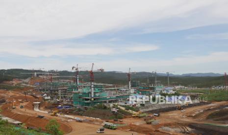 Suasana pembangunan gedung di Kawasan Inti Pusat Pemerintahan (KIPP) Ibu Kota Negara (IKN) Nusantara, Penajam Paser Utara, Kalimantan Timur, Kamis (7/12/2023). 