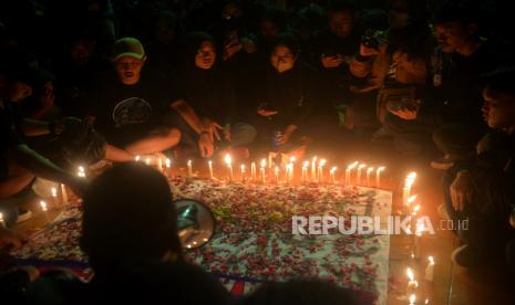 Anggota Aliansi Suporter Klaten mengadakan aksi solidaritas doa bersama untuk korban jiwa tragedi Stadion Kanjuruhan di Monumen Juang 45, Klaten, Jawa Tengah, Senin (3/10/2022) malam. Gabungan dari suporter beberapa klub ini bersama menyalakan lilin dan berdoa. Selain itu juga menyuarakan perdamaian dan mengakhiri rivalitas antarklub di Yogyakarta dan Jawa Tengah.