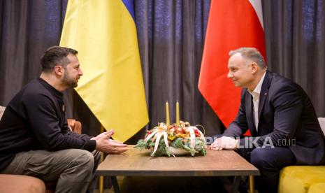 Presiden Polandia Andrzej Duda (kanan) dan Presiden Ukraina Volodymyr Zelensky (kiri) selama pertemuan mereka di bandara di Jasionka, Polandia, 22 Desember 2022.