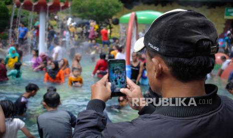 Wisatawan memadati Taman Wisata Air Darajat Pass.