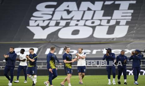 Harry Kane (tengah) dan rekan satu tim Tottenham menyapa para penggemar usai pertandingan sepak bola Liga Inggris antara Tottenham Hotspur dan Aston Villa di London, Inggris, 19 Mei 2021.