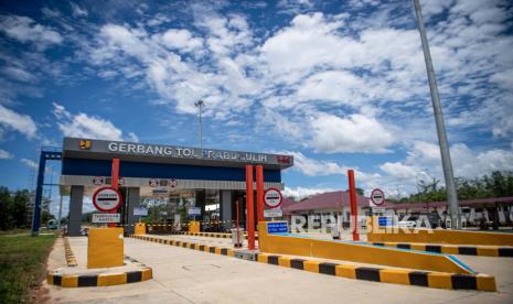 Suasana gerbang tol Prabumulih di Prabumulih, Sumatera Selatan, Rabu (5/4/2023). Menjelang mudik Hari Raya Idul Fitri 1444 H, PT Hutama Karya (Persero) memastikan jalan tol Trans Sumatera (JTTS) ruas simpang Indralaya-Muara Enim seksi simpang Indralaya-Prabumulih akan dibuka secara fungsional mulai 15 April - 30 April 2023 pukul 07:00 WIB-16:00 WIB dengan memberlakukan “contra flow” di KM 65 - KM 73. 