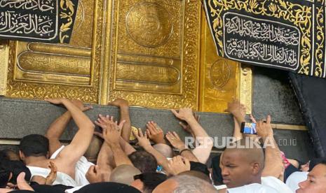 Jamaah umroh berlomba-lomba mendapatkan tempat mustajab di Masjidil Haram. Salah satu tempat yang menjadi incaran adalah Multazam, pintu Kabah, dinding Kabah, dan tentu saja Hajar Aswad.