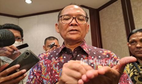 Kepala Eksekutif Pengawas Perasuransian, Penjaminan, dan Dana Pensiun OJK Ogi Prastomiyono dalam sesi doorstop usai peluncuran Peta Jalan Pengembangan dan Penguatan Industri Perasuransian Periode 2023-2027 di Hotel Shangri-La, Senin (23/10/2023). 