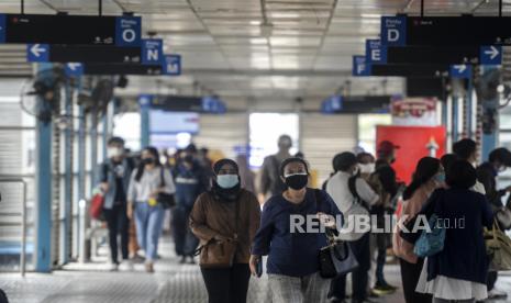 Calon penumpang menunggu kedatangan bus Transjakarta di Halte Transjakarta Harmoni, Jakarta. Sebanyak 46 halte Transjakarta akan direvitalisasi dengan mengacu desain halte Harmoni.