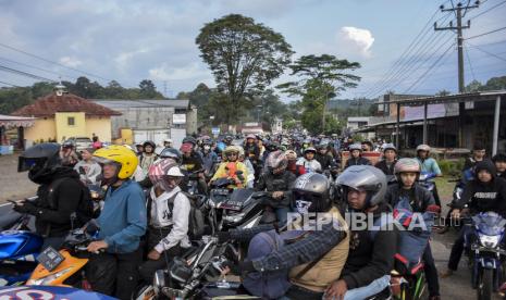 Pengendara menunggu giliran untuk melintas saat pemberlakuan satu arah (one way) di Malangbong, Kabupaten Garut, Jawa Barat, Rabu (19/4/2023). 