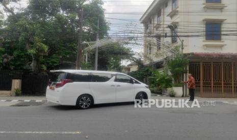 Prabowo tiba di sekitar area kediaman Jokowi di Sumber, Banjarsari Solo, Sabtu (22/4/2023).