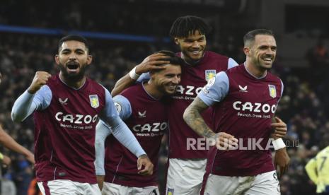 Para pemain Aston Villa merayakan setelah Emiliano Buendia dari Aston Villa mencetak gol kedua timnya setelah tinjauan VAR pada pertandingan sepak bola Liga Premier Inggris antara Aston Villa dan Leeds United di Villa Park di Birmingham, Inggris, Jumat, (13/01/2023).