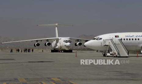 Pesawat-pesawat diparkir di Bandara Internasional Hamid Karzai di Kabul, Afghanistan. Maskapai Pakistan menghentikan rute ke Afghanistan karena geram dengan sikap Taliban.