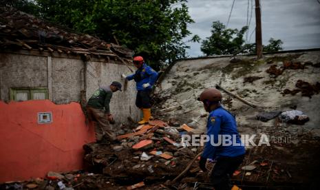 Tim SAR gabungan melakukan evakuasi korban yang diduga seorang anak di Gedung Madrasah Nurul Iman, Desa Mangunkerta, Kecamatan Cugenang, Kabupaten Cianjur, Jawa Barat, Kamis (24/11/2022). Menurut keterangan orang tua Imas (34) anaknya bernama Asika Nur Fauziah (7) telah hilang saat terjadi gempa berkekuatan magnitudo 5,6 pada Senin 21 November lalu. Hingga hari keempat masih belum ditemukan. Proses evakuasi tersebut ditunda hingga hari esok, akibat tumpukan material bangunan madrasah yang sulit bongkar. Republika/Thoudy Badai