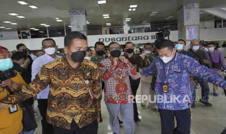 Menteri Koordinator Bidang Politik, Hukum dan Keamanan (Menko Polhukam) Mahfud MD (tengah) berjalan meninggalkan ruangan usai bertemu dengan pimpinan DPD di Kompleks Parlemen, Senayan, Jakarta, Kamis (2/12/2021). Pertemuan tersebut membahas penuntasan kasus Bantuan Likuiditas Bank Indonesia (BLBI).