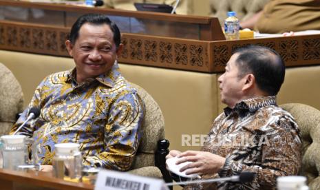 Menteri Dalam Negeri Tito Karnavian (kiri) berbicara dengan Menteri Perencanaan Pembangunan Nasional/Kepala Badan Perencanaan Pembangunan Nasional Suharso Monoarfa (kanan) di sela rapat kerja dengan Komisi II DPR di kompleks parlemen, Senayan, Jakarta, Senin (29/8/22). Rapat tersebut membahas perkembangan Rancangan Undang Undang pembentukan provinsi Papua Barat Daya. 