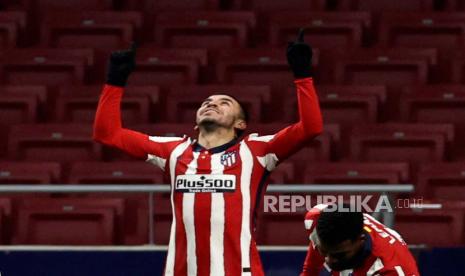  Angel Correa dari Atletico Madrid berselebrasi setelah mencetak keunggulan 2-0 selama pertandingan sepak bola La Liga Spanyol antara Atletico Madrid dan Rayo Vallecano di Wanda Metropolitano, Madrid, Spanyol, 2 Januari 2022.