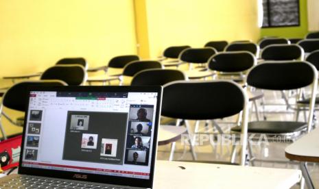 Dosen Pitri Ermawati mengisi kuliah daring sejarah fotografi di Jurusan Fotografi, Fakultas Seni Media Rekam, Institut Seni Indonesia, Yogyakarta, Rabu (23/9). Pada tahun ajaran baru 2020 di ISI sistem pembelajaran menggunakan perkuliahan secara daring untuk menghindari penyebaran Covid-19. Hal ini mengikuti anjuran Pemerintah tentang Bencana Nasional penyebaran virus corona.