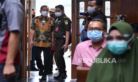 Terpidana kasus cessie Bank Bali Djoko Tjandra (kiri) tiba untuk bersaksi dalam sidang kasus dugaan suap dan gratifikasi pengurusan fatwa Mahkamah Agung (MA) Djoko Tjandra dengan terdakwa Pinangki Sirna Malasari (kanan) di Pengadilan Tipikor, Jakarta, Senin (9/11/2020). Dalam sidang tersebut Jaksa Penuntut Umum menghadirkan 2 orang saksi yakni terpidana kasus cessie Bank Bali Djoko Tjandra dan pengusaha Rahmat. 