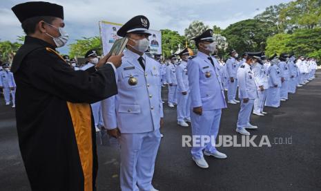 Rohaniawan mengambil sumpah para kepala desa terpilih hasil Pilkades Serentak Kabupaten Serang 2021 saat upacara pelantikan di Serang, Banten, Senin (22/11/2021). Sebanyak 144 kepala desa untuk masa bakti 2021-2027 dilantik secara tatap muka dengan menerapkan protokol kesehatan. 