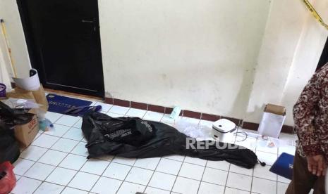 Seorang Mahasiswa Universitas Indonesia (UI) Depok, berinisial MNZ (19 tahun) ditemukan meninggal dunia dalam keadaan terbungkus plastik sampah hitam di kamar kosnya di Kawasan Kukusan, Beji, Kota Depok, Jumat (4/8/2023). Korban diduga dibunuh senior kampusnya sendiri, AAB (23 tahun) yang saat ini sudah diamankan Polres Metro Depok. 